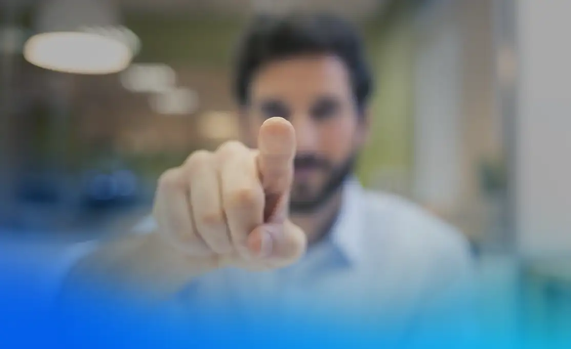 Auf Dich kommt es an Mann zeigt in die Kamera um die direkte Ansprache "Du" anzudeuten