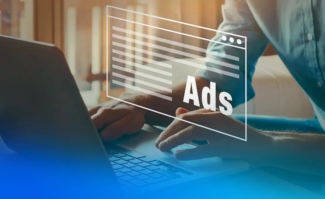 Stilistische Darstellung einer Suchanfrage am Laptop zu Google Ads Anzeigen