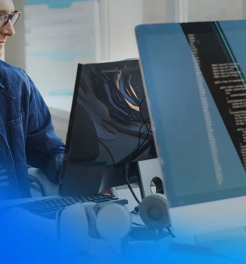 Webdesigner bei der Arbeit Erstellung eines Webdesigns für einen Kunden in Neustadt